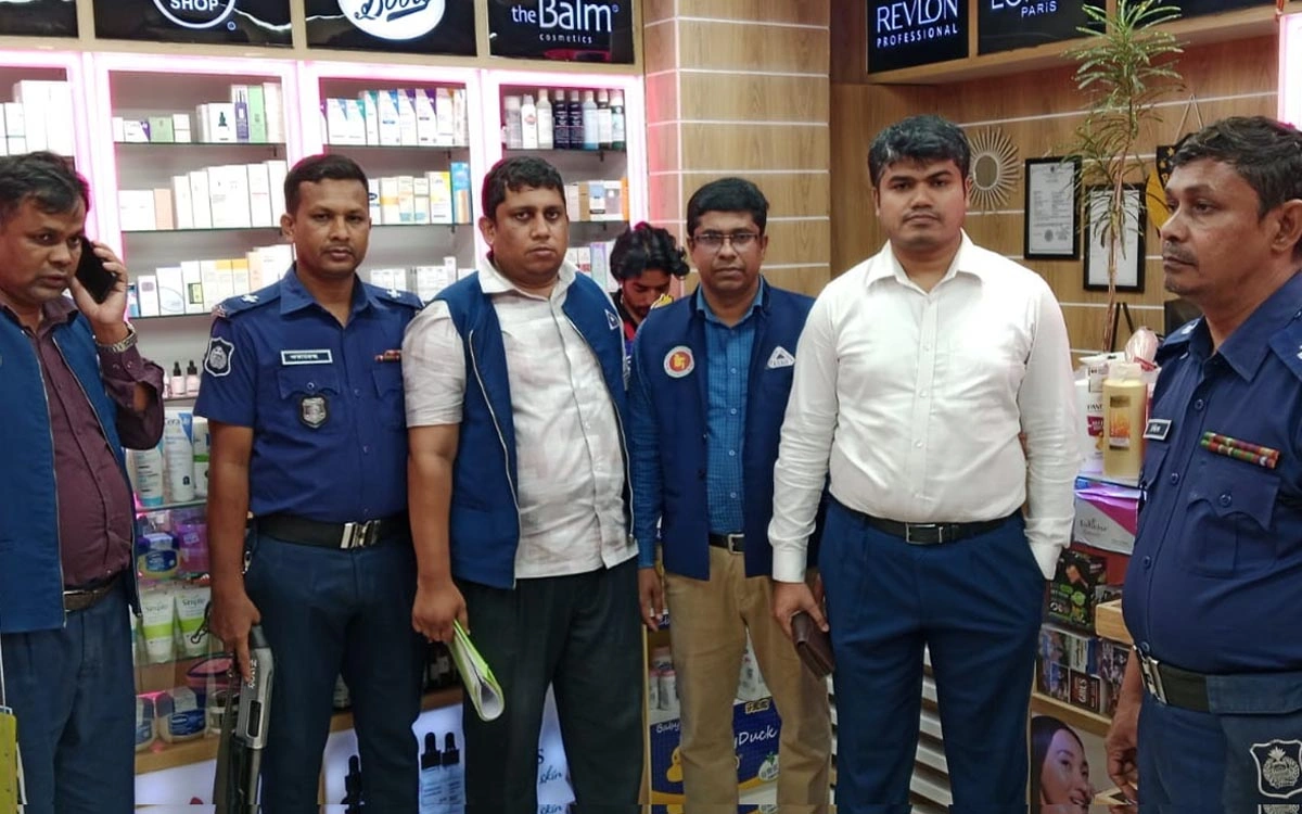 বগুড়ায় নিষিদ্ধ প্রসাধনী বিক্রির দায়ে ২০ হাজার টাকা জরিমানা